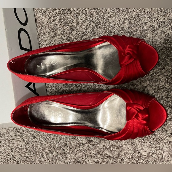 Red satin high heels - Picture 4 of 5